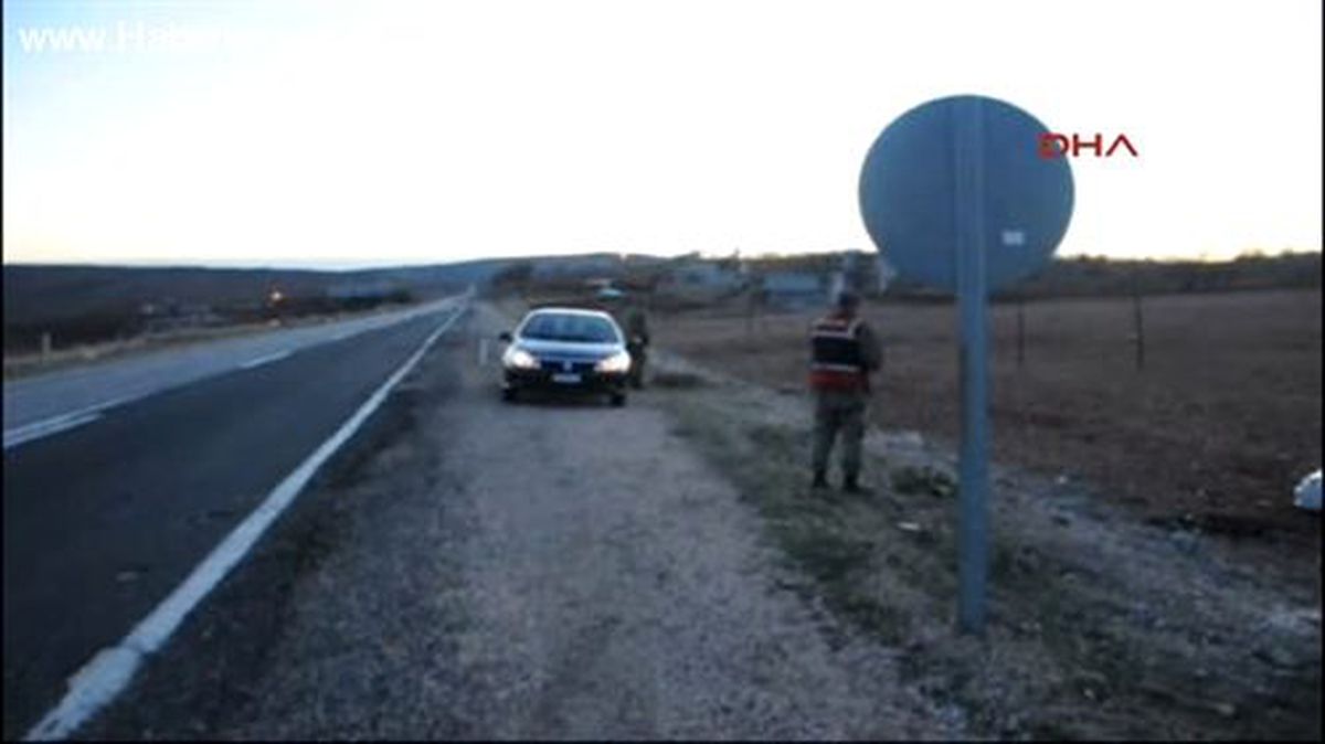 Adıyaman\'ın Besni İlçesi\'nde, Hız Nedeniyle Kontrolden Çıkarak Şarampole Devrilen Otomobildeki 3...