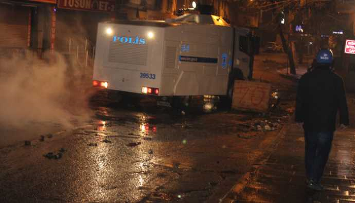 Beyoğlu\'nda İzinsiz Gösteriye Polis Müdahalesi