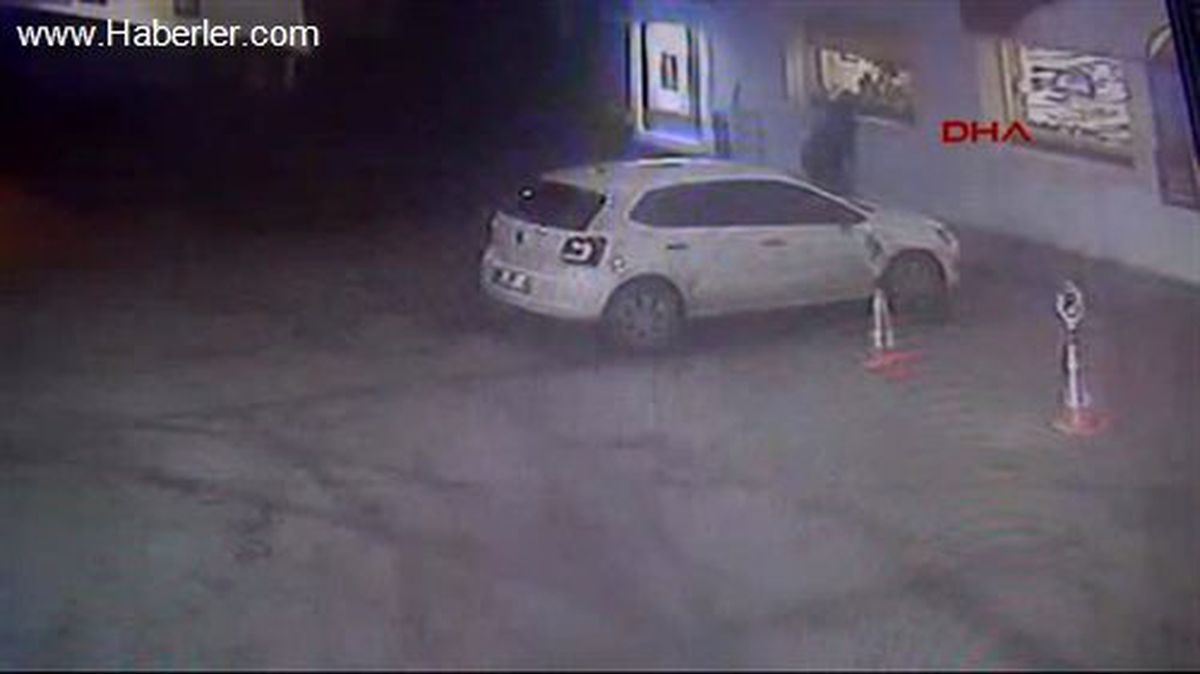 El Firenini Çekmeyi Unutunca Otomobili, Otobüse Çarptı