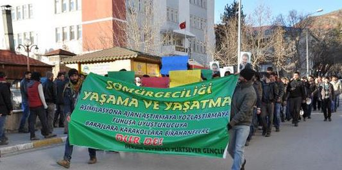 Görüntülü) BDP\'liler Tunceli\'de Kadın Garson Çalıştıran Birahaneleri Protesto Etti