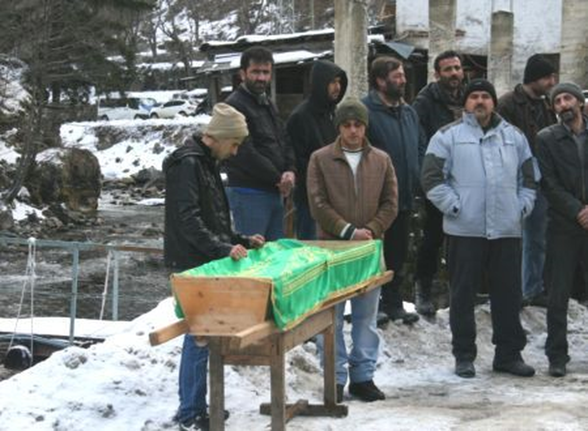 Yusufeli\'nde Çaya Yuvarlanan Kamyonun Sürücüsü Defnedildi
