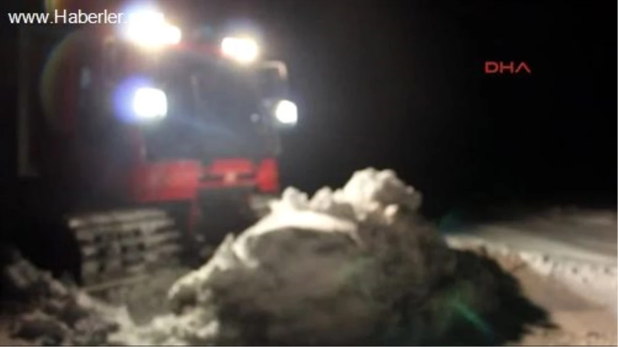 Kardan Yolu Kapalı Köydeki Hastaya Paletli Ambulansla Ulaşıldı