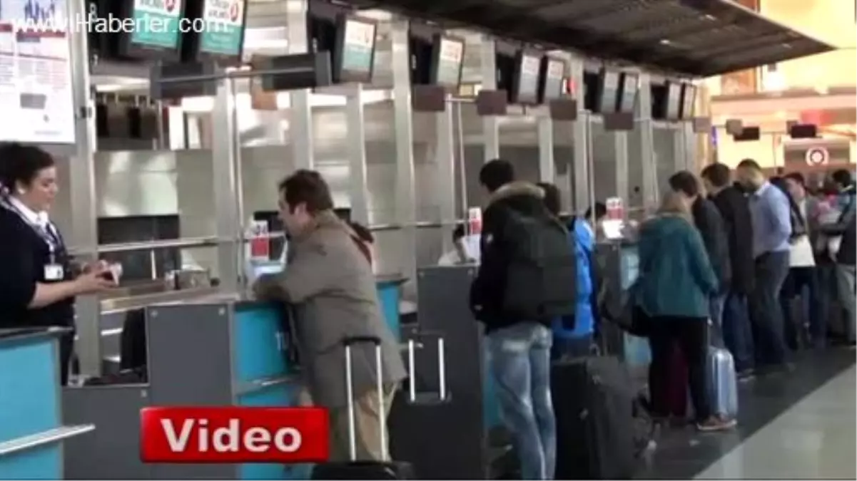 Kendi Biniş Kartı Sandı, Uçağın Kapısından Çevrildi