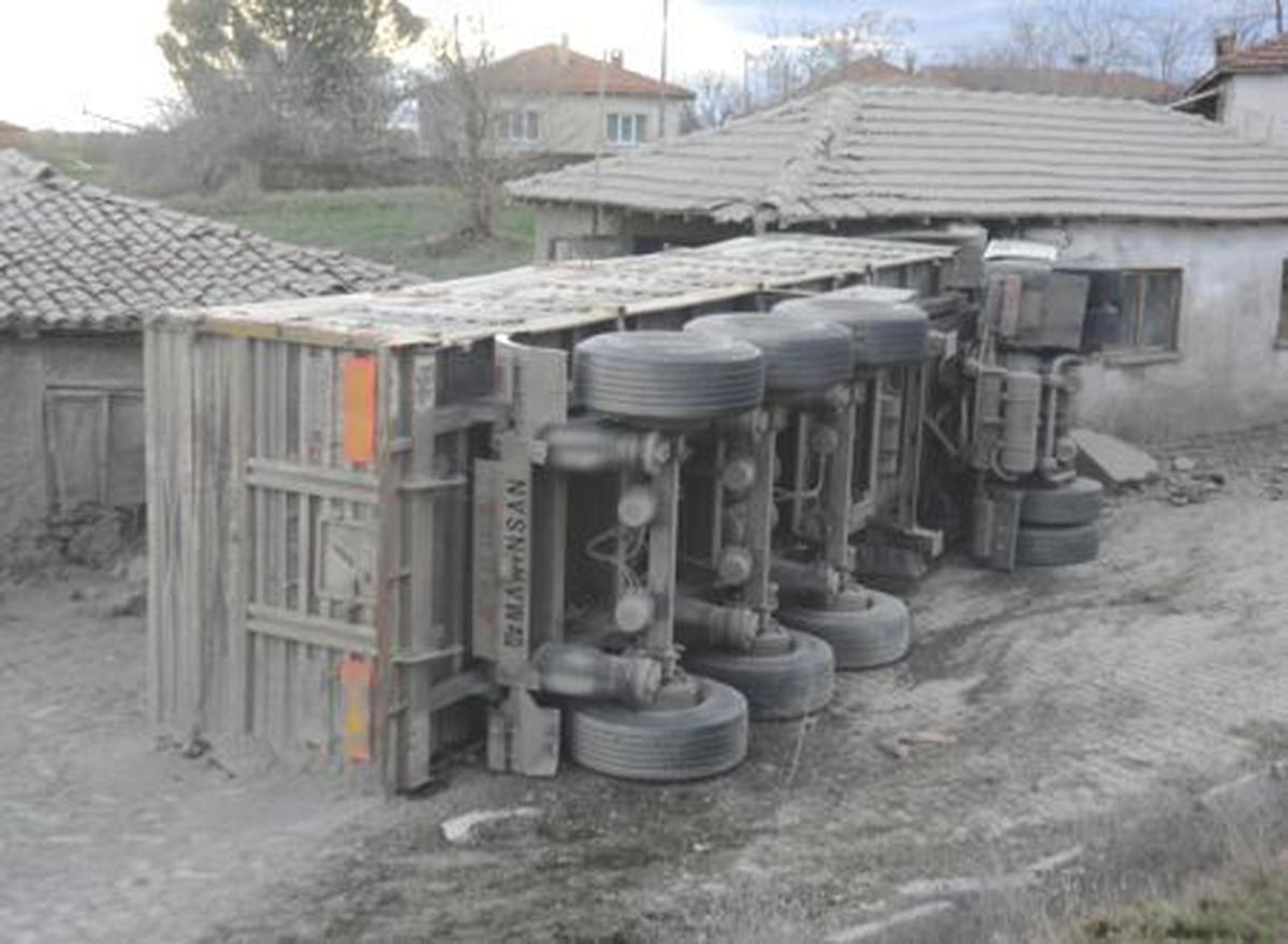 Kırklareli\'de Çimento Yüklü Tır Devrildi: 1 Ölü, 1 Yaralı