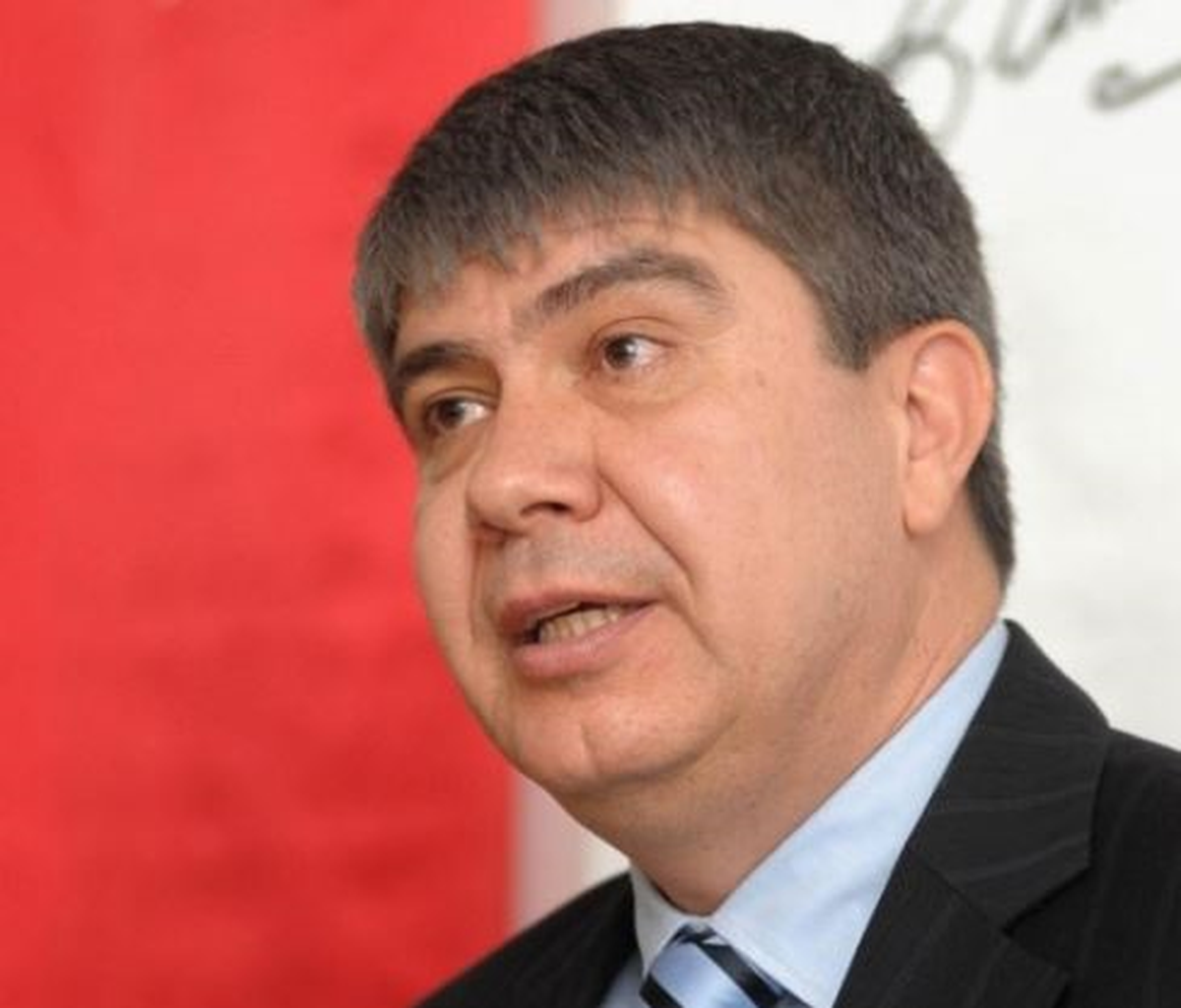 Türel\'in Seçim Otobüsüne Taşlı Saldırı