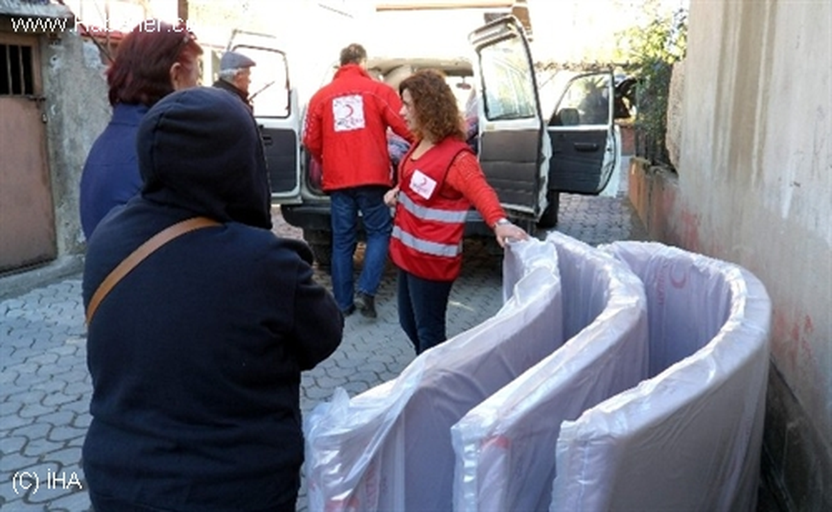 Türk Kızılayı\'ndan Evi Yanan Ailelere Yardım