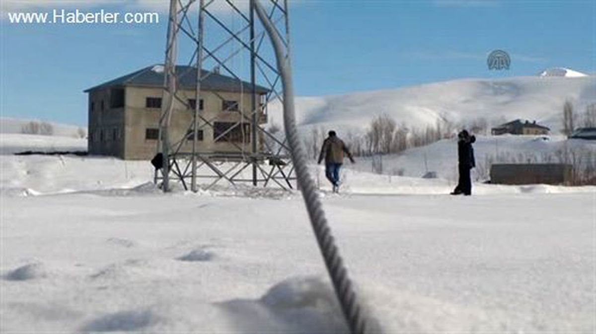 Yüksekova'da VEDAŞ Ekiplerinin Kışla İmtihanı