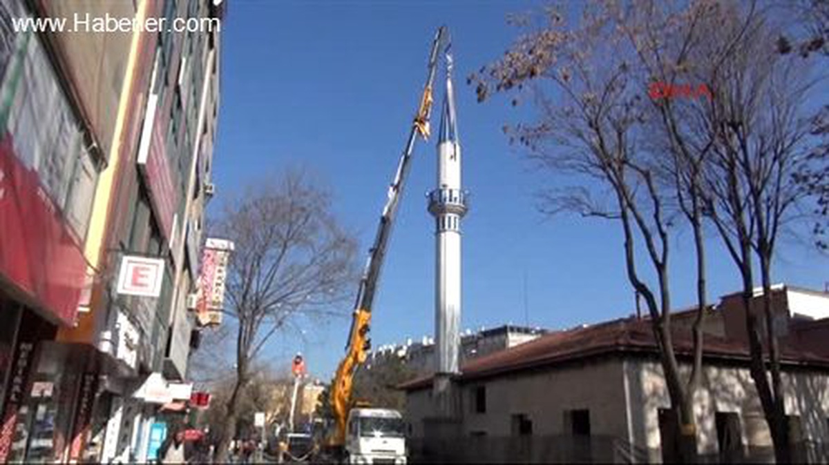 3 Asırlık Tarihi Caminin 14 Yıllık Minaresi Söküldü