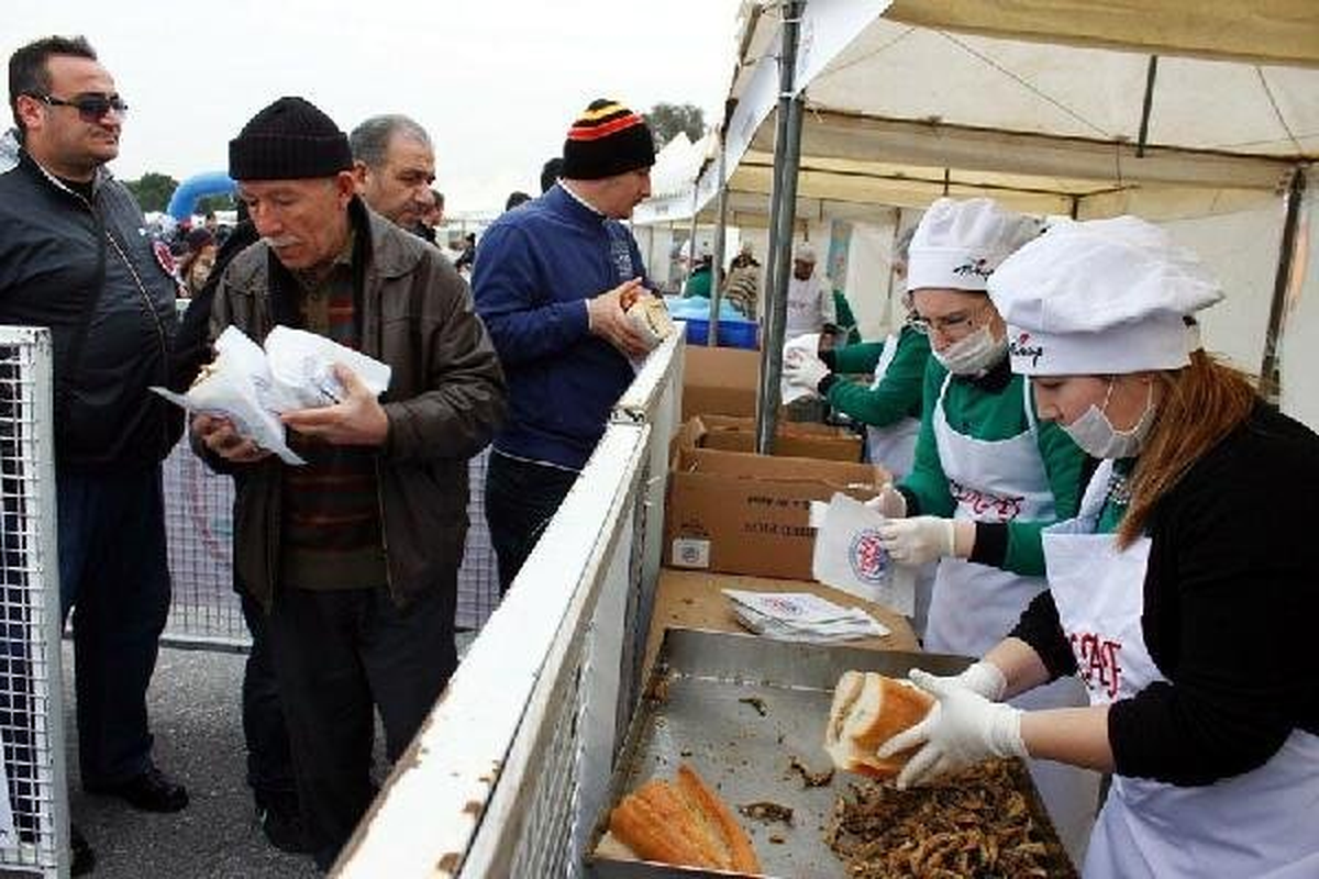 Görüntülü) -2-Karadenizliler İzmir\'de Hamsi Şöleninde Buluştu