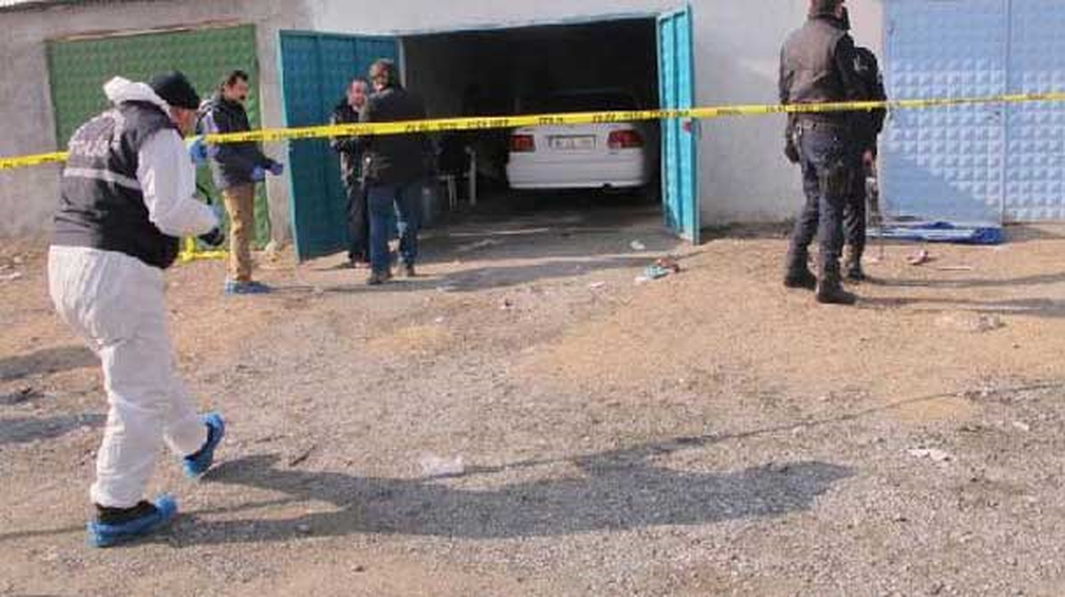Otomobilde Sohbet Ederken Egzoz Gazından Öldüler