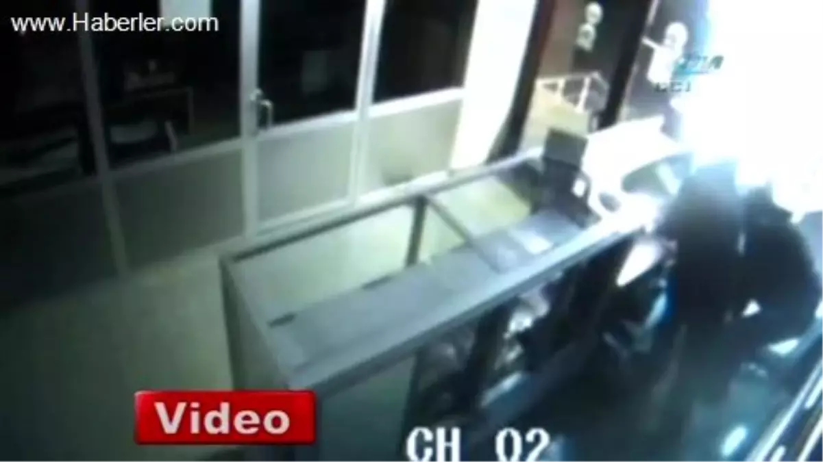 Parayı Sayarak Çalan Hırsızlar Yakalandı