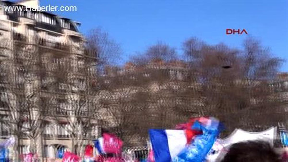 Paris\'te Eşcinsel Evlilik Karşıtları Sokakta