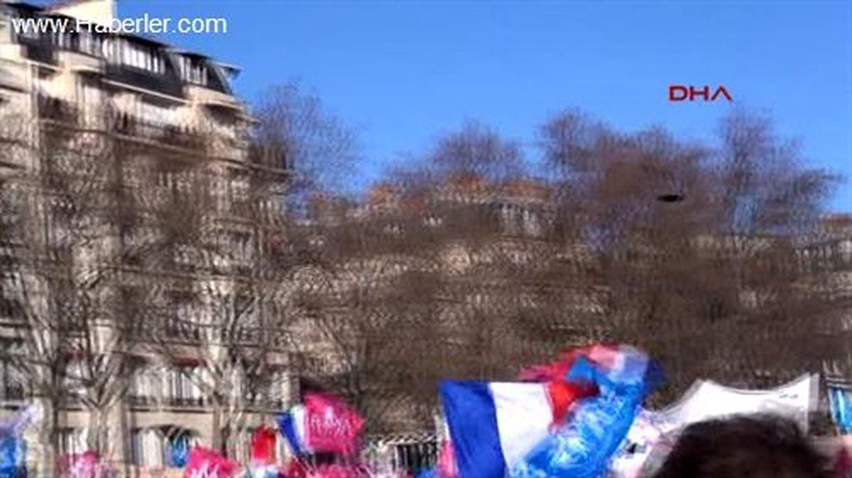 Paris\'te Eşcinsel Evlilik Karşıtları Sokakta