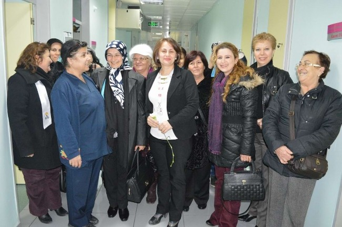 AK Parti Kadın Kolları\'ndan Hastane Ziyareti