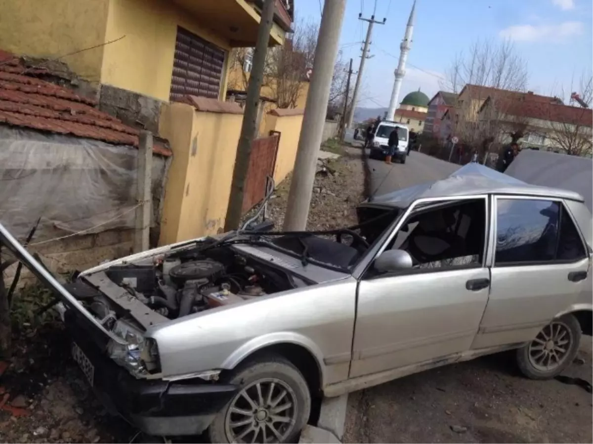 Araç Kaçıran Tinerci Önce Yayaya, Ardından Direğe Çarptı