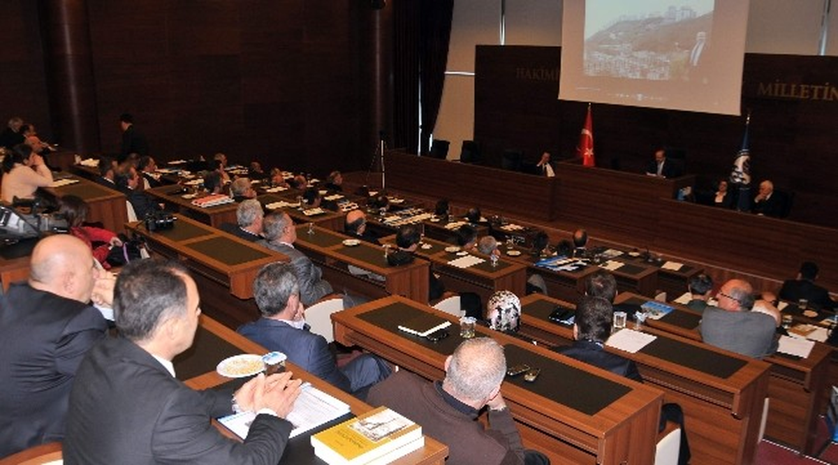 Başkan Gümrükçüoğlu\'ndan Meclis Üyelerine Teşekkür Plaketi