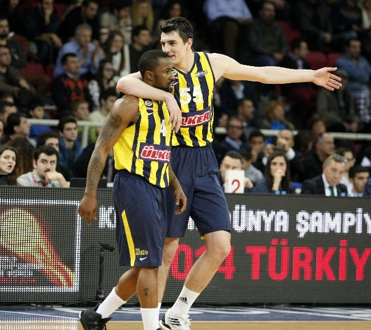 Anadolu Efes - Fenerbahçe Ülker: 64-73
