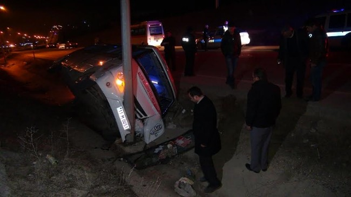 Bilecik\'te Yolcu Minibüsü Devrildi
