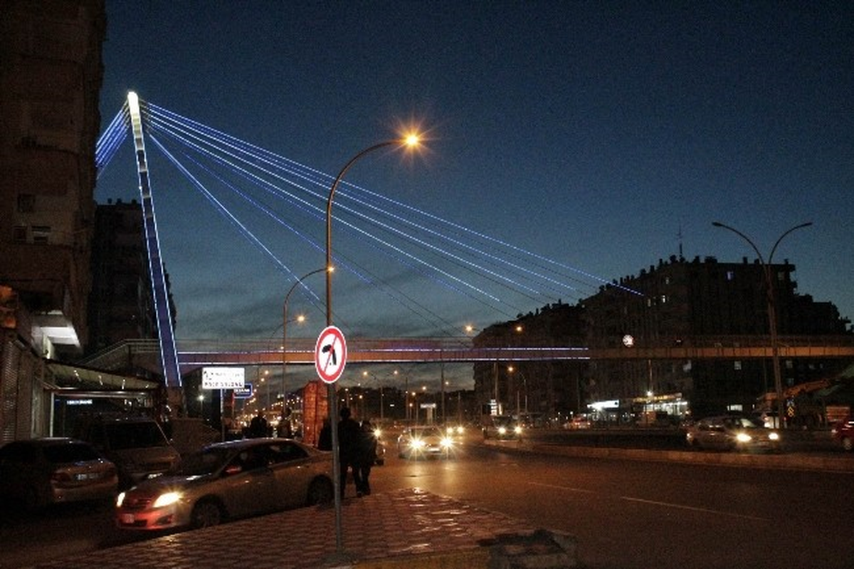 Diyarbakır\'da Yapımı Tamamlanan Üst Geçitler Işıklandırıldı
