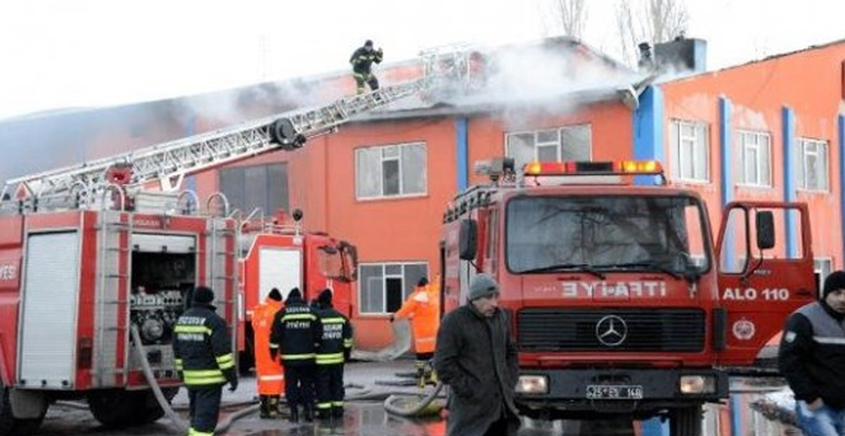 Erzurum\'da Kargo Şirketi Deposunda Yangın: 1 Ölü, 4 Yaralı