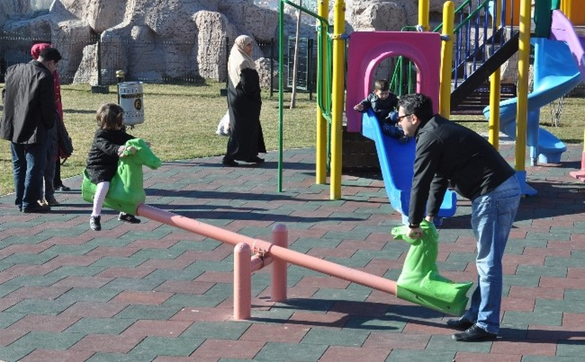 Eskişehir\'de Güneşi Gören Parka Koştu