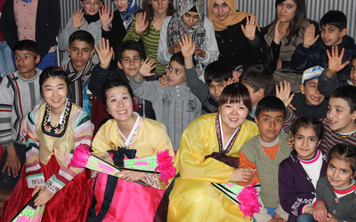 Güney Koreli Grup, Urfa\'da Yöresel Danslarını Sergiledi