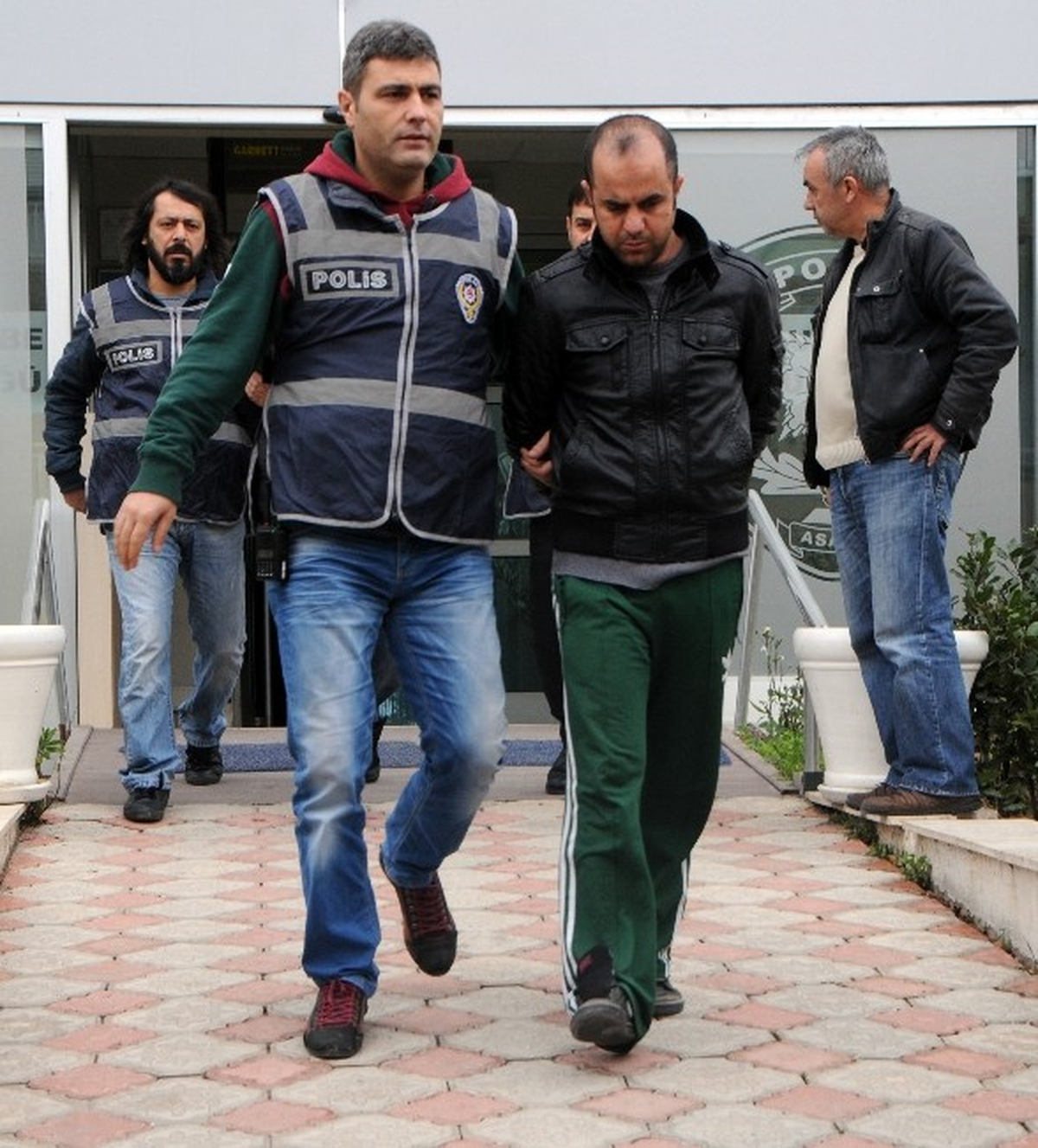 Hem Evini, Hem İşyerini Soydular