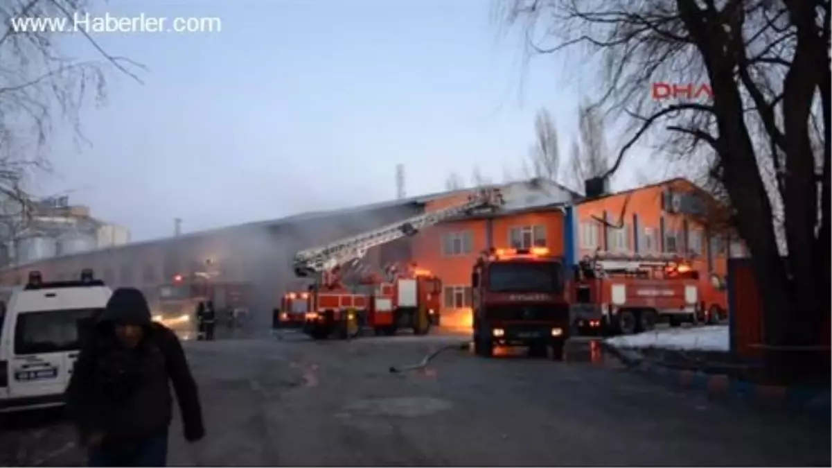 Kargo Şirketinin Deposu Yandı 1 Ölü, 4 Yaralı