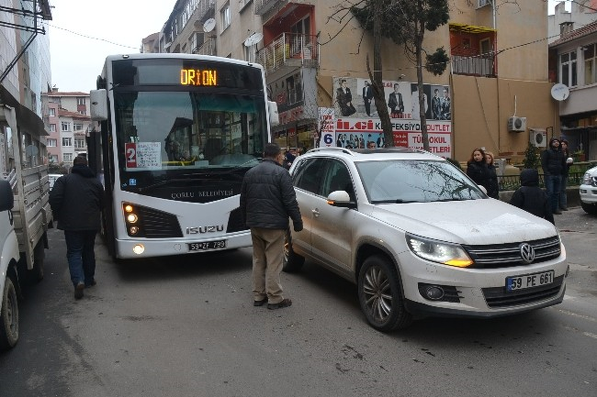 Çorlu\'da Kaza Trafiği Kilitledi
