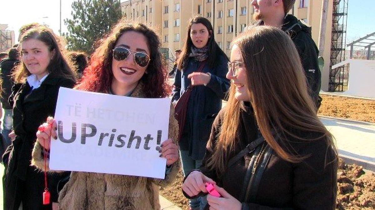 Kosova\'da Rektörün İstifasını İsteyen Öğrenciler Polisle Çatıştı