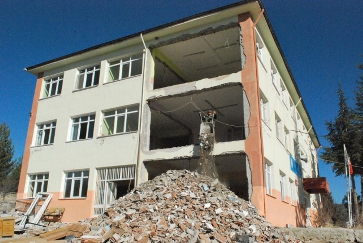 Pazarlar İlk ve Orta Okulu Binalarında Güçlendirme Çalışmaları Başladı