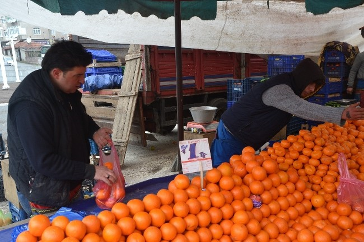 Perşembe Pazarında 1 TL Günleri Başladı