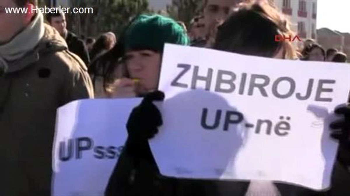 Priştine Üniversitesinde Protestolar Sürüyor
