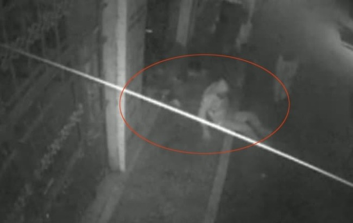 Sırt Sırta Verip Tekmeyle Kapıyı Açtılar