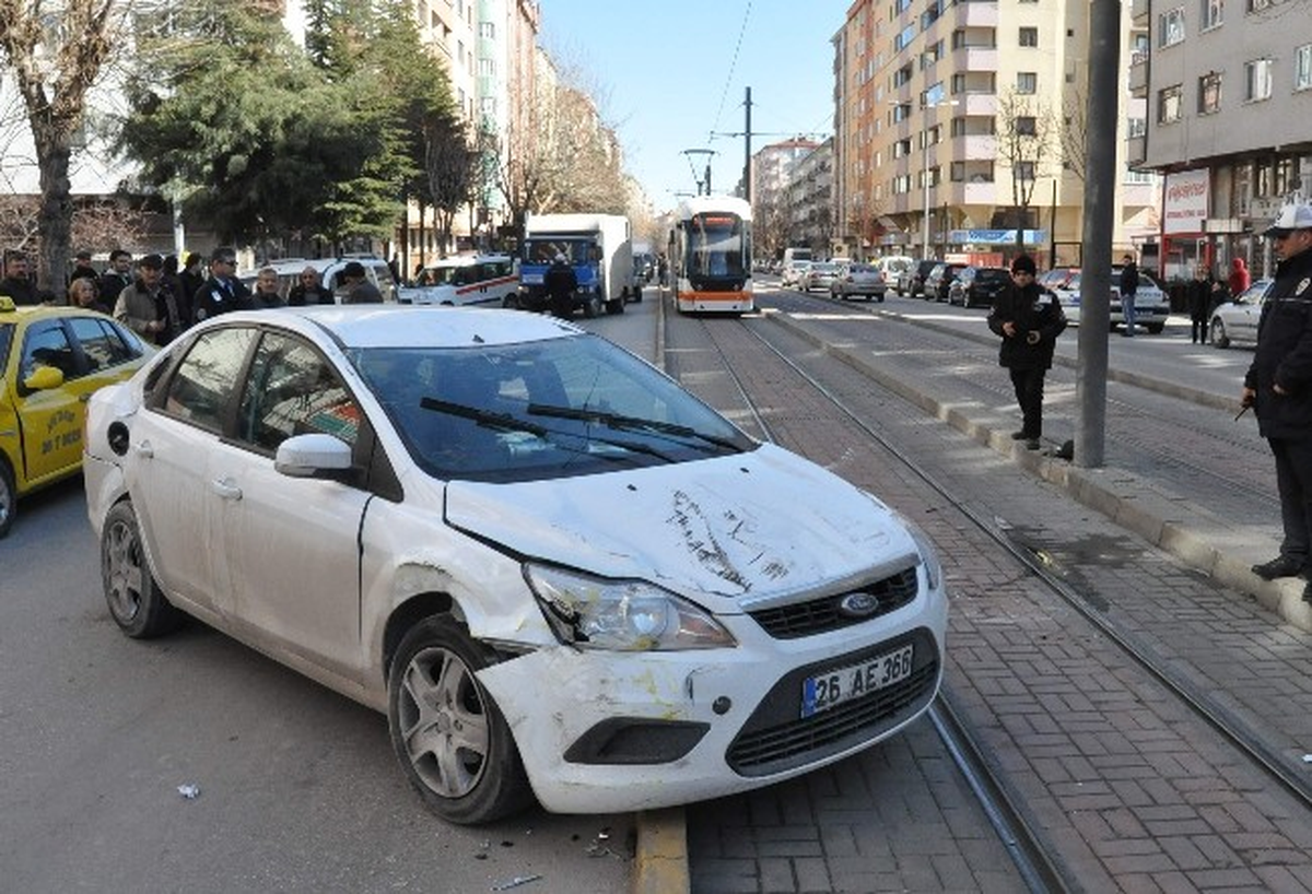 Ticari Taksiye Çarpan Otomobil Tramvay Yolunda Takla Attı
