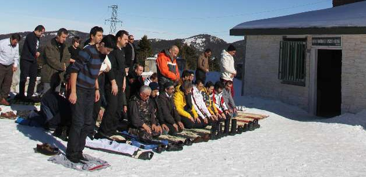 Uludağ\'da Kayak ve Namaz Bir Arada