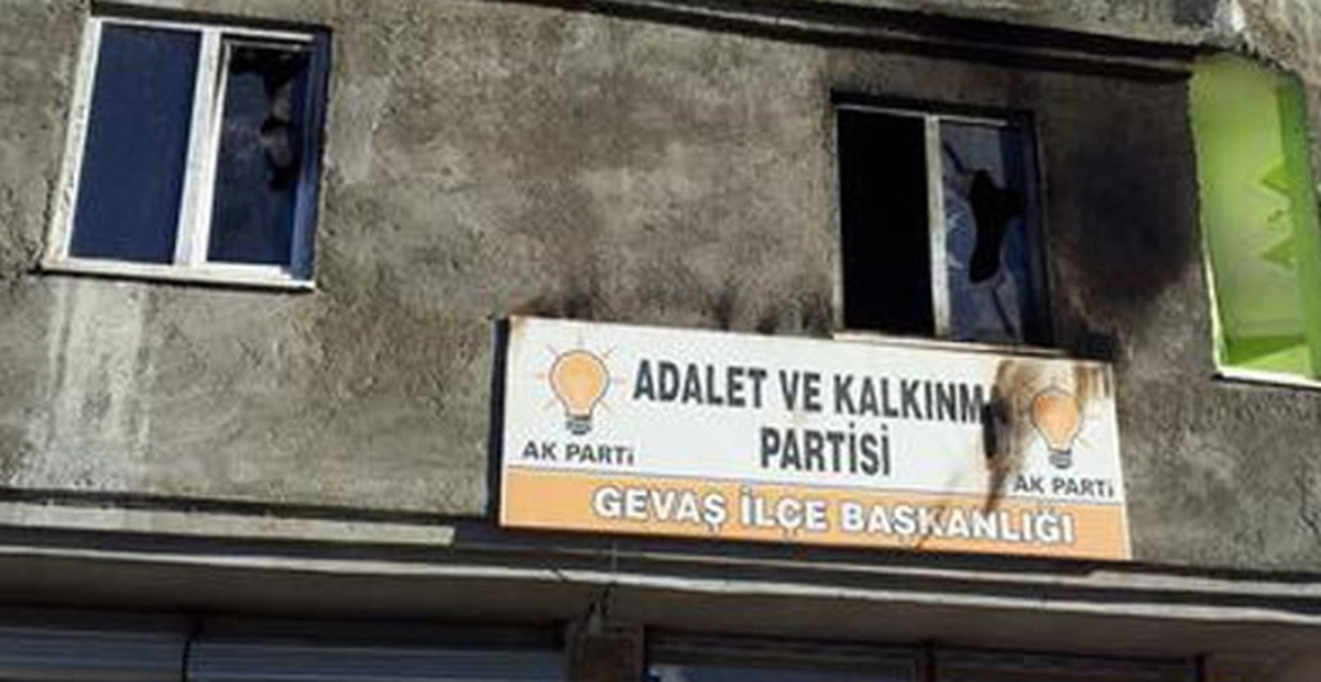 Van\'da AK Parti ve Hüda-Par İlçe Binalarına Molotoflu Saldırı