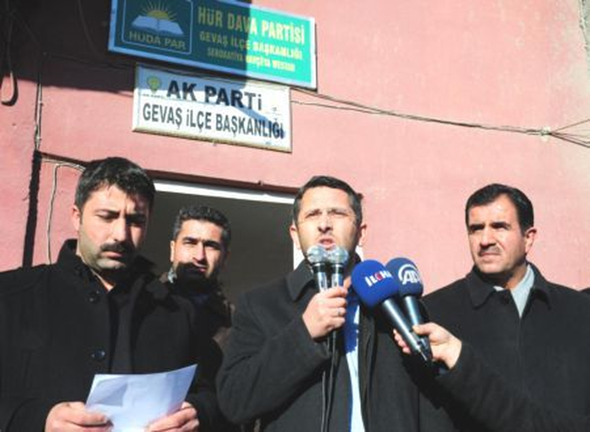 Van\'da AK Parti ve Hüda-Par İlçe Binalarına Yapılan Saldırı