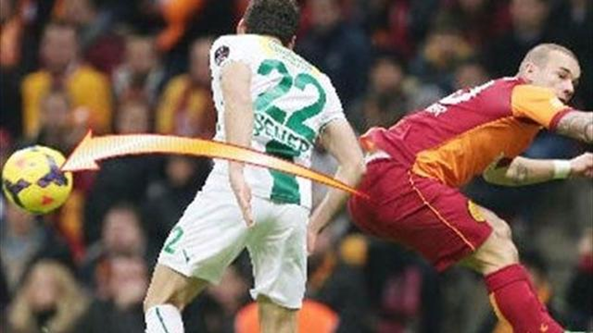 Sneijder\'ın Popo Pası Sosyal Medyayı Salladı