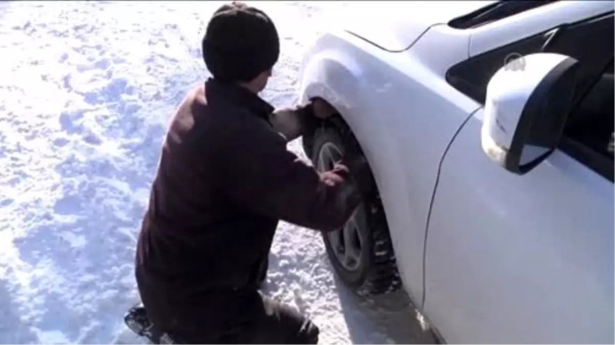 Yolda kalan tatilciler, köylülerin geçim kaynağı oldu -