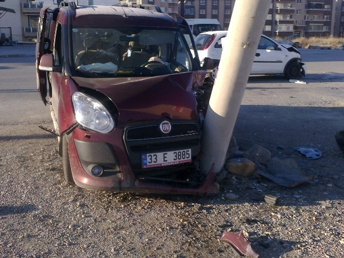Afyonkarahisar\'da Trafik Kazası: 4 Yaralı