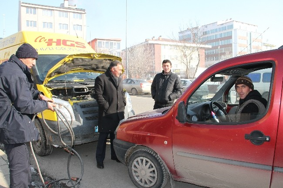Ardahan\'da PTT Çalışanlarının Soğukla Mücadelesi