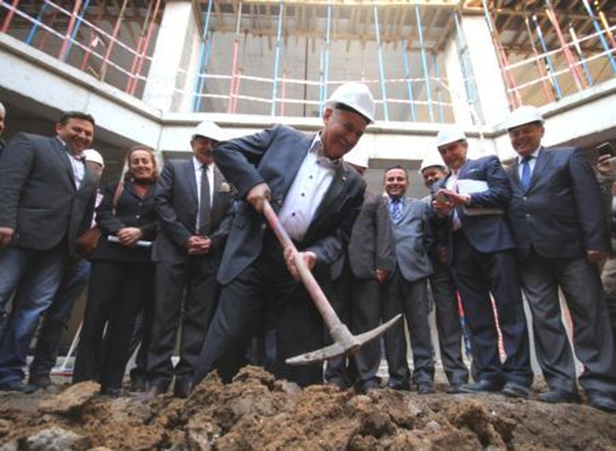 Binali Yıldırım İzmir\'e İlk Kazmayı Vurdu