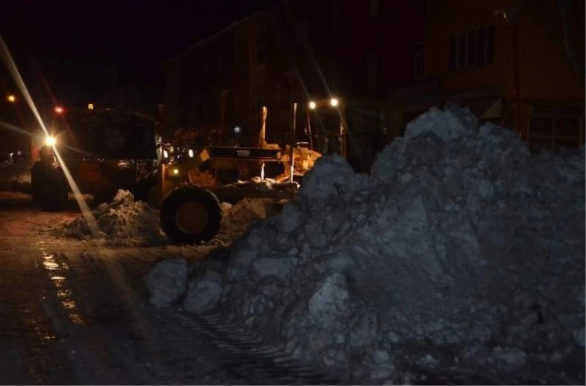 Çaldıran Belediyesi Merkezdeki Karı Şehir Dışına Taşıyor