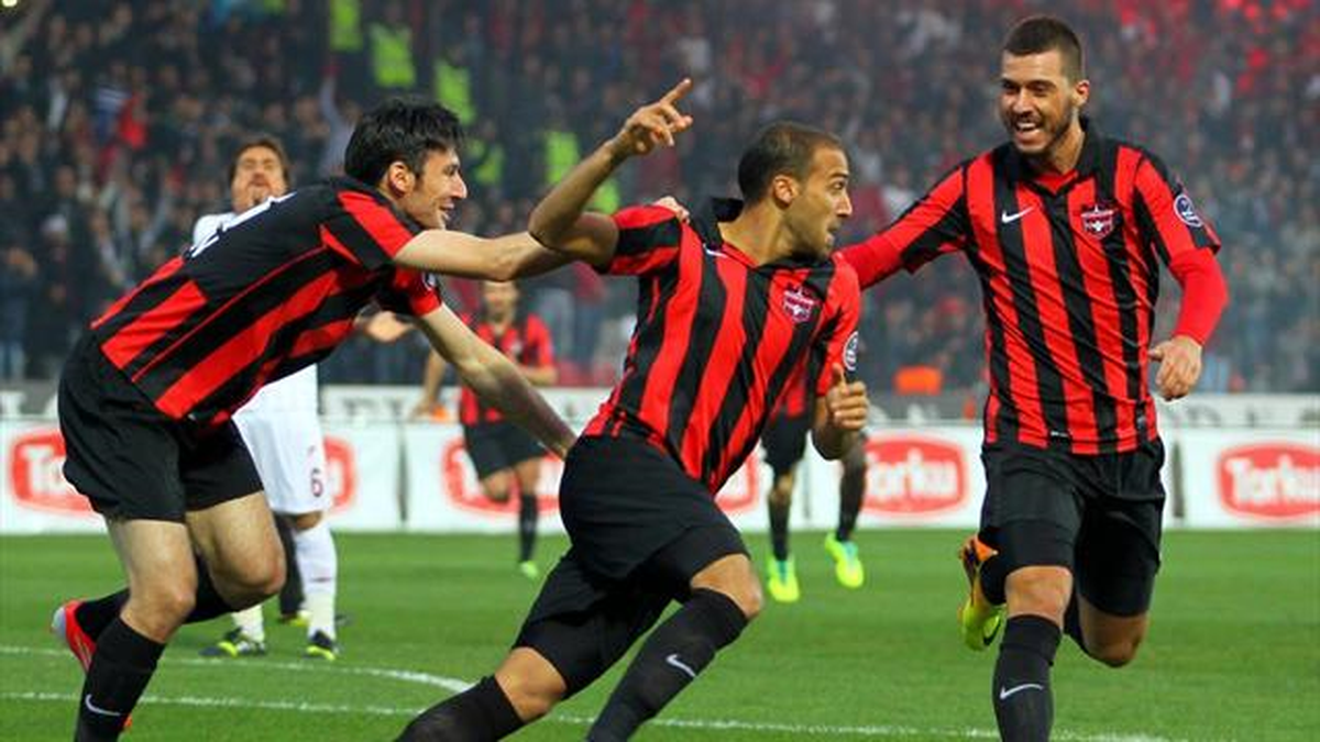 Cenk Tosun Resmen Beşiktaş\'ta