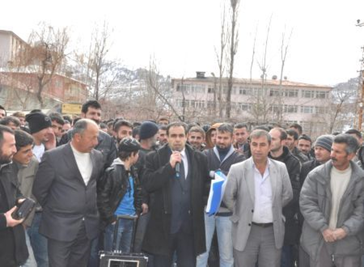 Çukurca\'da Elektrik Kesintileri Protesto Edildi