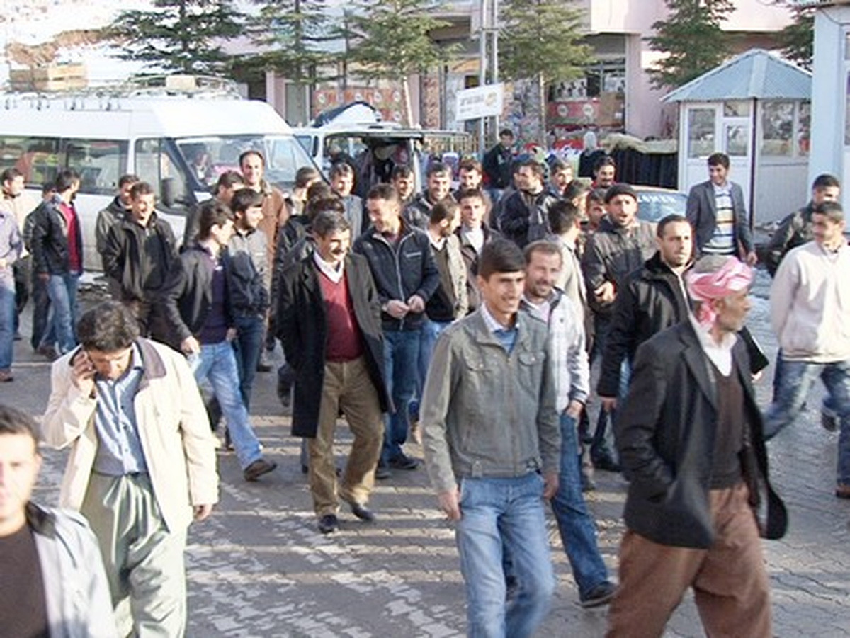 Çukurca\'da Elektrik Kesintisi Protestosu