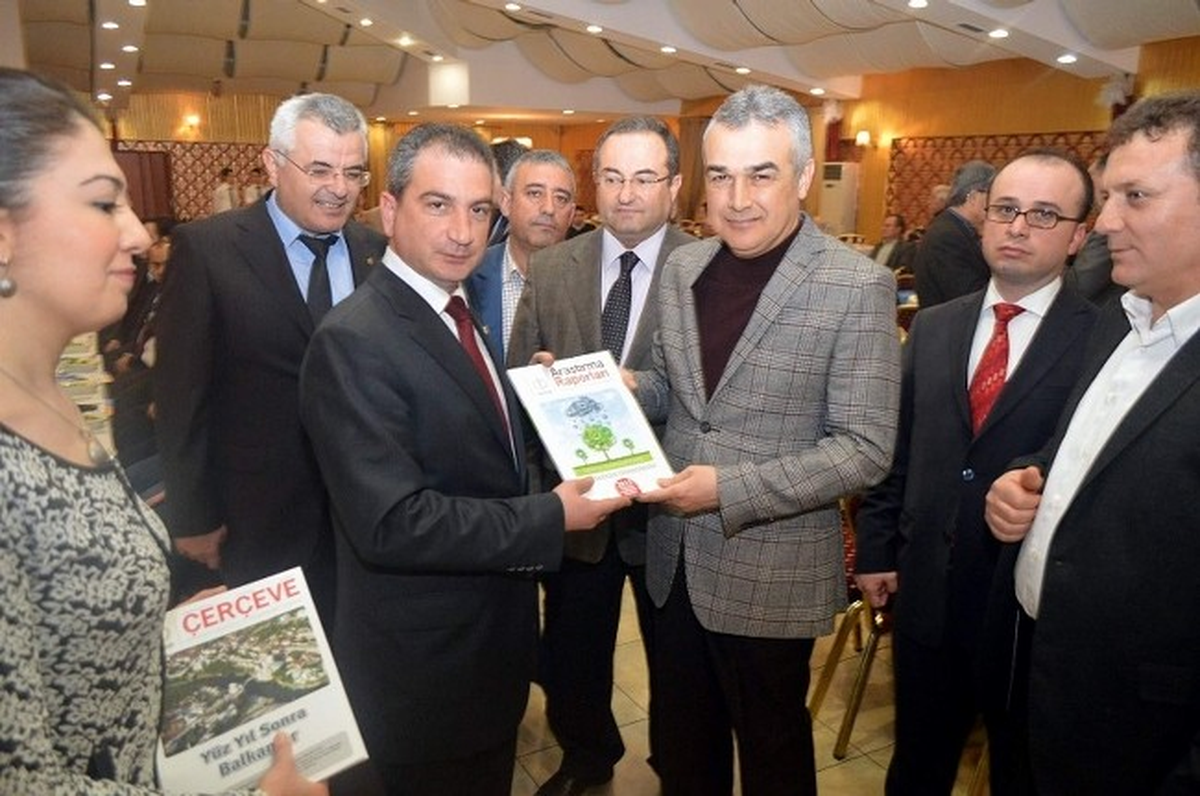 Demokrasi ve Kalkınma Yanlıları Savaş\'ın Etrafında Toplandı
