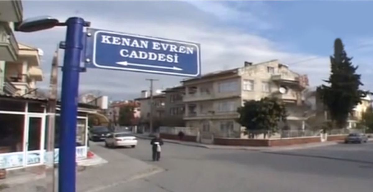 Fethiye\'deki Caddeden \'Kenan Evren\' Adı Kaldırıldı