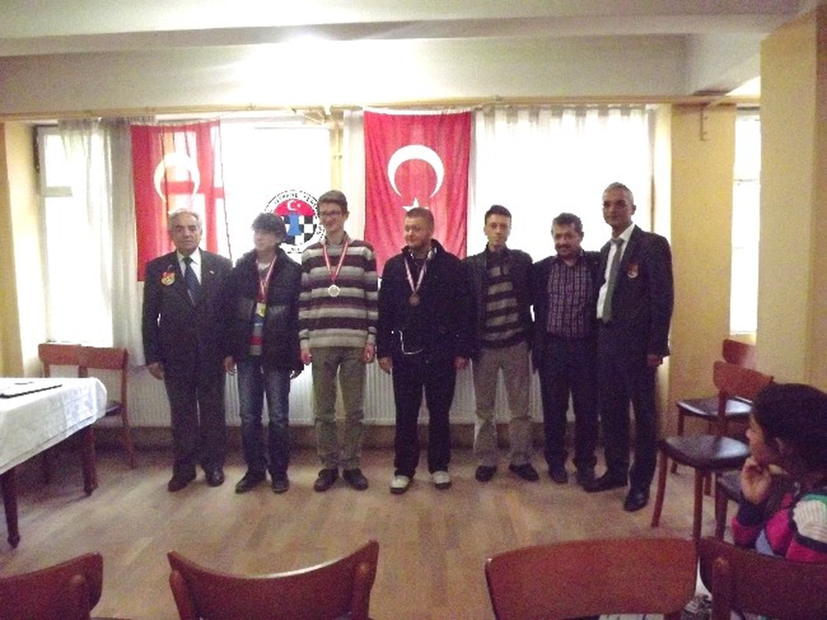 Gediz Anadolu İmam Hatip Lisesi Satranç Turnuvası İl Birincisi Oldu